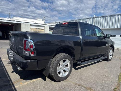 Brilliant Black Crystal Pearlcoat 2018 RAM 1500 Sport