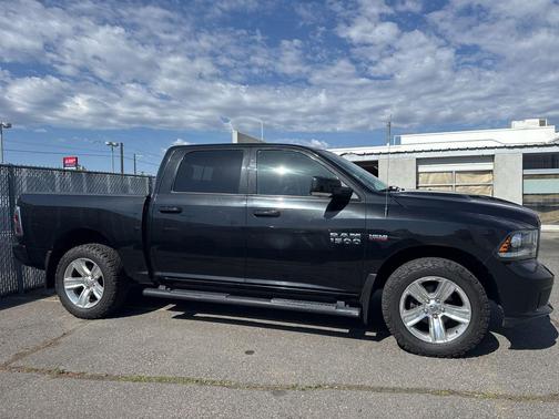 Brilliant Black Crystal Pearlcoat 2018 RAM 1500 Sport