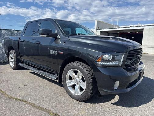 Brilliant Black Crystal Pearlcoat 2018 RAM 1500 Sport
