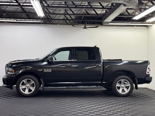 Brilliant Black Crystal Pearlcoat 2018 RAM 1500 Sport
