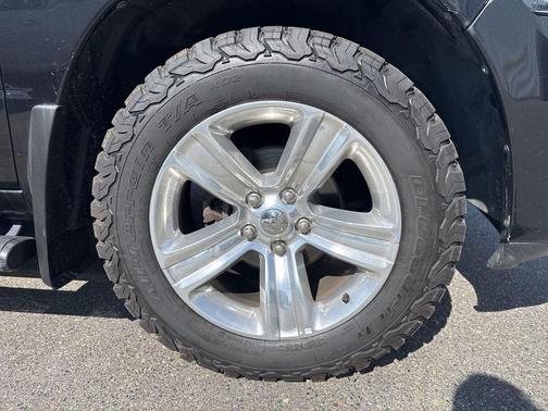 Brilliant Black Crystal Pearlcoat 2018 RAM 1500 Sport