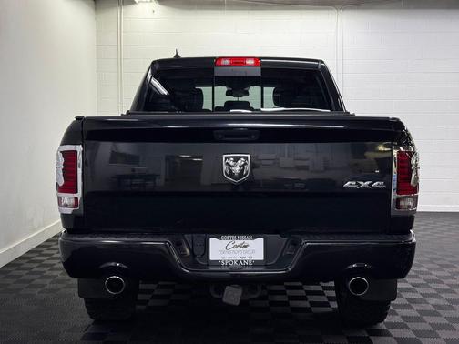 Brilliant Black Crystal Pearlcoat 2018 RAM 1500 Sport