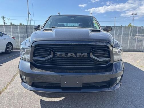 Brilliant Black Crystal Pearlcoat 2018 RAM 1500 Sport