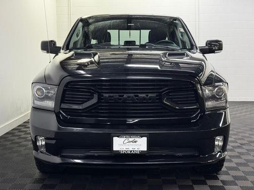 Brilliant Black Crystal Pearlcoat 2018 RAM 1500 Sport