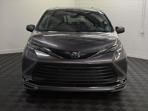 2023 Toyota Sienna XLE 8 Passenger