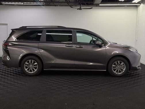 2023 Toyota Sienna XLE 8 Passenger