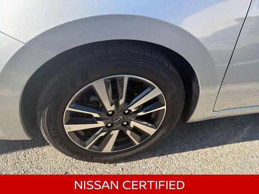 Brilliant Silver 2025 Nissan Versa 1.6 SV