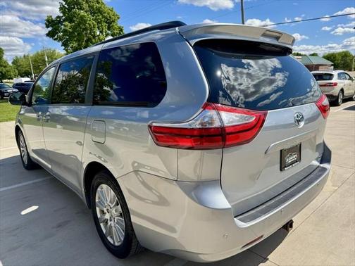 2017 Toyota Sienna XLE