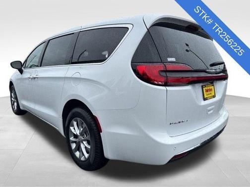 Bright White Clearcoat 2026 Chrysler Pacifica L