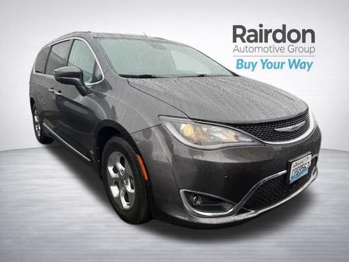 Granite Crystal Metallic Clearcoat 2017 Chrysler Pacifica Touring-L