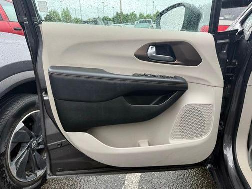 Granite Crystal Metallic Clearcoat 2017 Chrysler Pacifica Touring-L