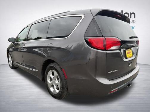 Granite Crystal Metallic Clearcoat 2017 Chrysler Pacifica Touring-L