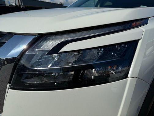 Pearl White Tricoat 2024 Nissan Pathfinder SV FWD