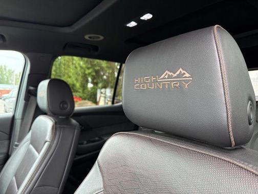 Iridescent Pearl Tricoat 2022 Chevrolet Traverse High Country