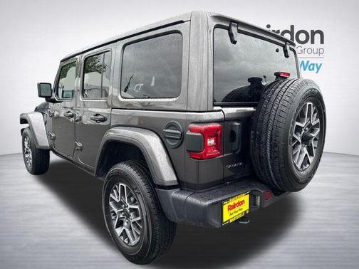 Granite Crystal Metallic Clearcoat 2025 Jeep Wrangler 4-Door Sahara 4x4
