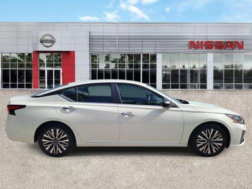 Glacier White 2025 Nissan Altima 2.5 SV