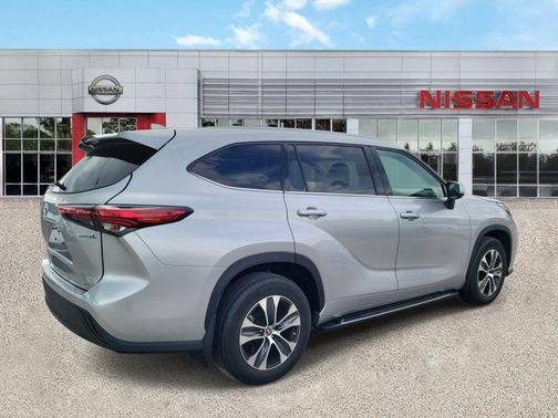 Celestial Silver Metallic 2022 Toyota Highlander Hybrid XLE