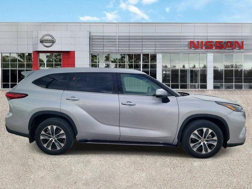 Celestial Silver Metallic 2022 Toyota Highlander Hybrid XLE