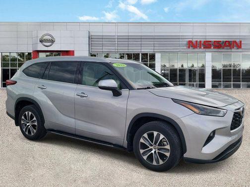Celestial Silver Metallic 2022 Toyota Highlander Hybrid XLE
