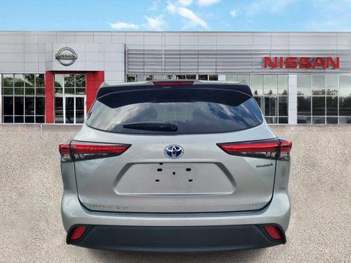 Celestial Silver Metallic 2022 Toyota Highlander Hybrid XLE
