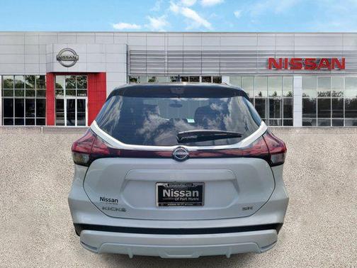 Aspen White Tricoat/Super Black 2023 Nissan Kicks SR