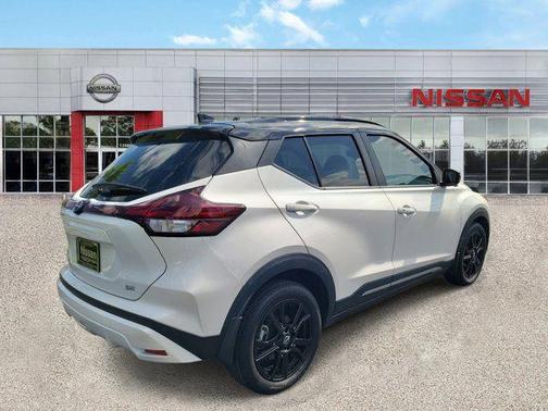 Aspen White Tricoat/Super Black 2023 Nissan Kicks SR