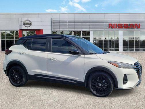 Aspen White Tricoat/Super Black 2023 Nissan Kicks SR