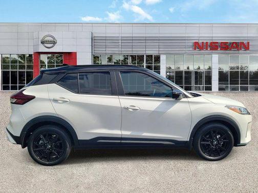 Aspen White Tricoat/Super Black 2023 Nissan Kicks SR
