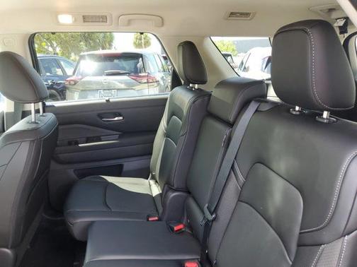 2025 Nissan Pathfinder SL FWD