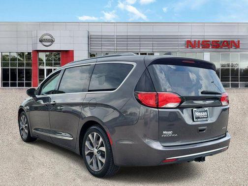 Granite Crystal Metallic Clearcoat 2017 Chrysler Pacifica Limited