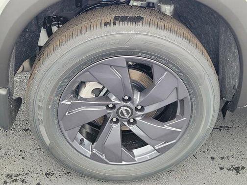 Everest White Pearl Tricoat 2026 Nissan Rogue SV