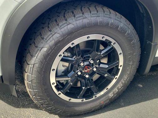 Everest White Pearl Tricoat/Super Black 2026 Nissan Pathfinder Rock Creek