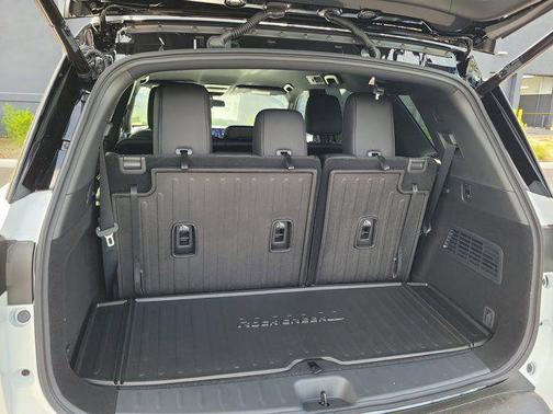 Everest White Pearl Tricoat/Super Black 2026 Nissan Pathfinder Rock Creek