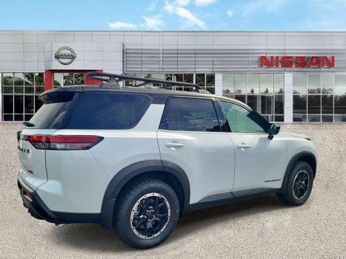 Everest White Pearl Tricoat/Super Black 2026 Nissan Pathfinder Rock Creek