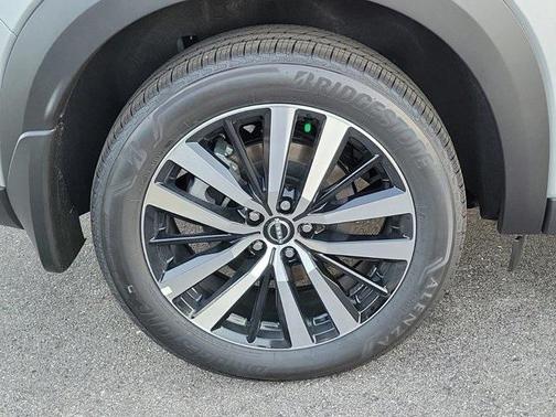 2025 Nissan Pathfinder Platinum FWD
