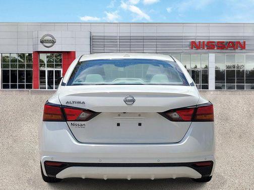 Pearl White Tricoat 2025 Nissan Altima 2.5 SV