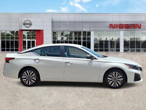 Pearl White Tricoat 2025 Nissan Altima 2.5 SV