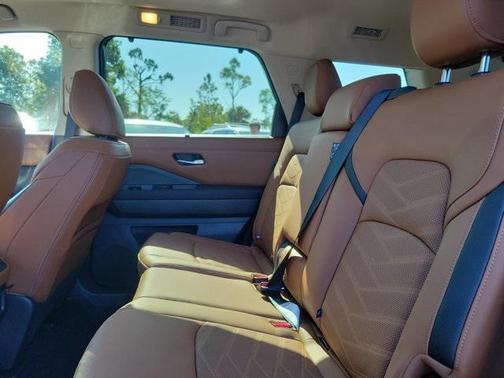 2025 Nissan Pathfinder Platinum FWD