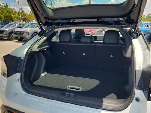 Everest White Pearl Tricoat/Black 2026 Nissan Leaf PLATINUM+