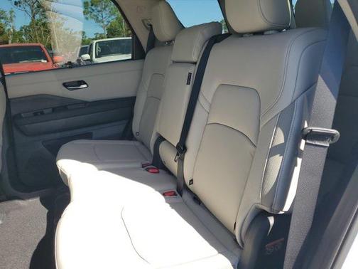 2025 Nissan Pathfinder SL FWD