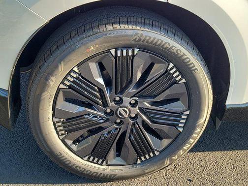 Everest White Pearl Tricoat/Super Black 2026 Nissan Murano Platinum