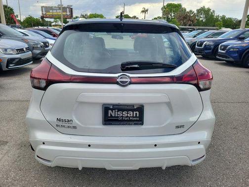 Aspen White Tricoat/Super Black 2023 Nissan Kicks SR