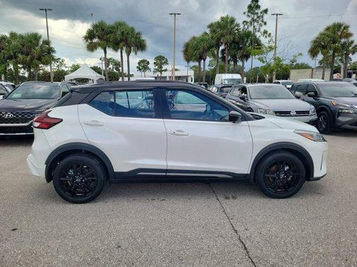 Aspen White Tricoat/Super Black 2023 Nissan Kicks SR