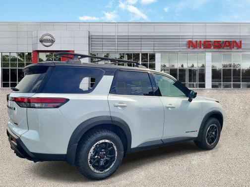 Everest White Pearl Tricoat/Super Black 2026 Nissan Pathfinder Rock Creek
