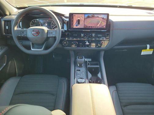 Everest White Pearl Tricoat/Super Black 2026 Nissan Pathfinder Rock Creek