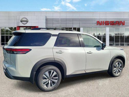 Everest White Pearl Tricoat 2026 Nissan Pathfinder SL