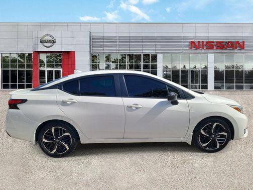 Aspen White Tricoat 2023 Nissan Versa 1.6 S
