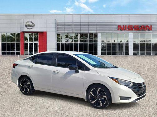 Aspen White Tricoat 2023 Nissan Versa 1.6 S