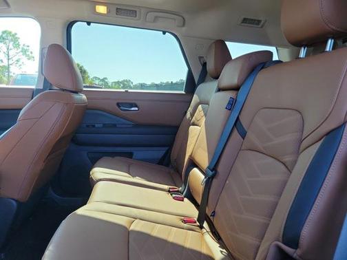 2025 Nissan Pathfinder Platinum FWD