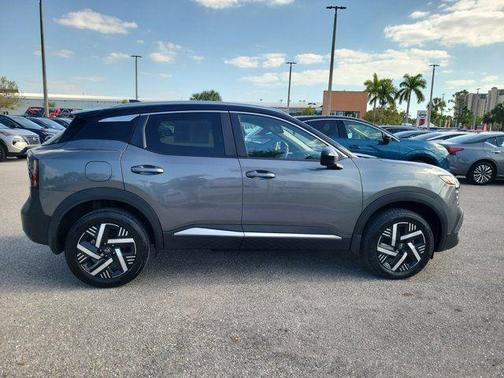 Gun Metallic/Super Black 2026 Nissan Kicks SV